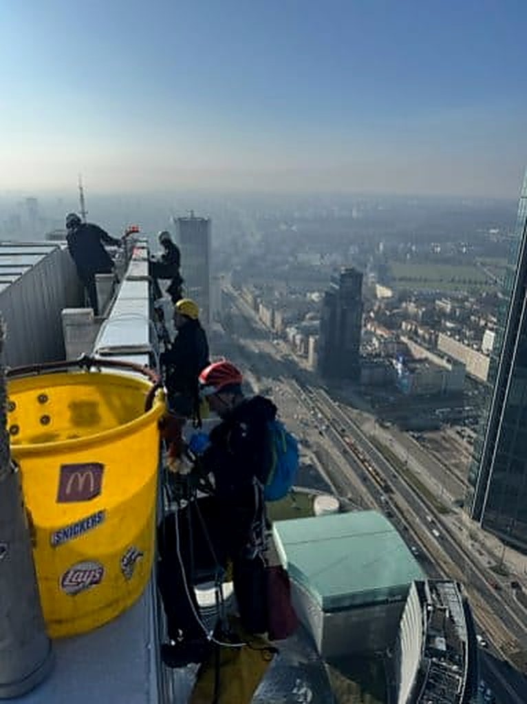 Prace przy attyce wieżowca - panorama Śródmieścia - realizacja Alpin-Clean, Warszawa