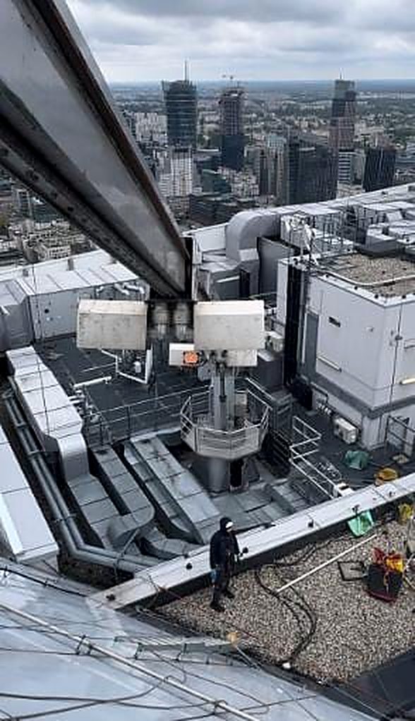 Serwis instalacji na dachu wieżowca - realizacja Alpin-Clean, Warszawa