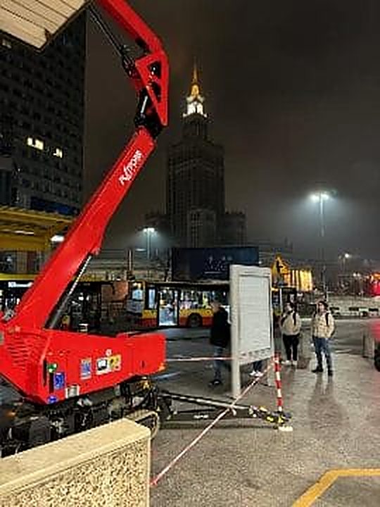 Nocny montaż z podnośnika przy Pałacu Kultury i Nauki w Warszawie