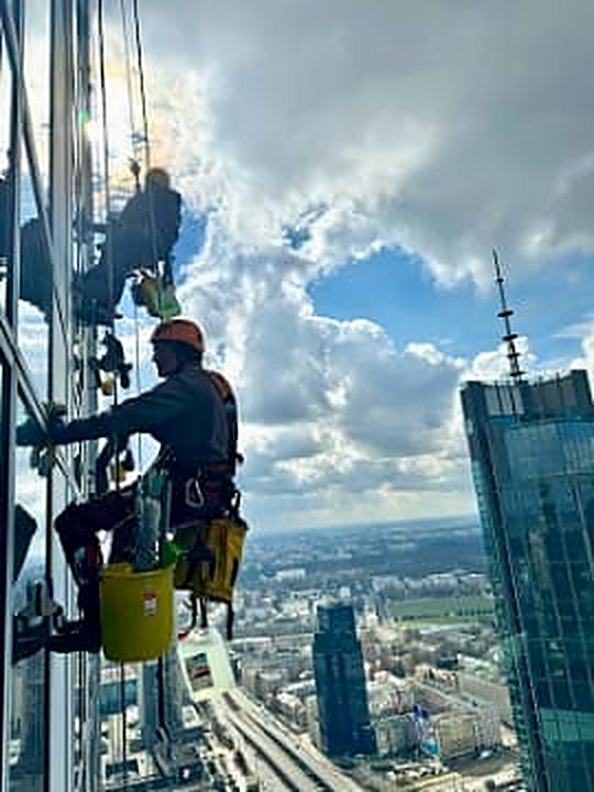 Mycie przeszkleń wieżowca nad panoramą centrum - realizacja Alpin-Clean, Warszawa