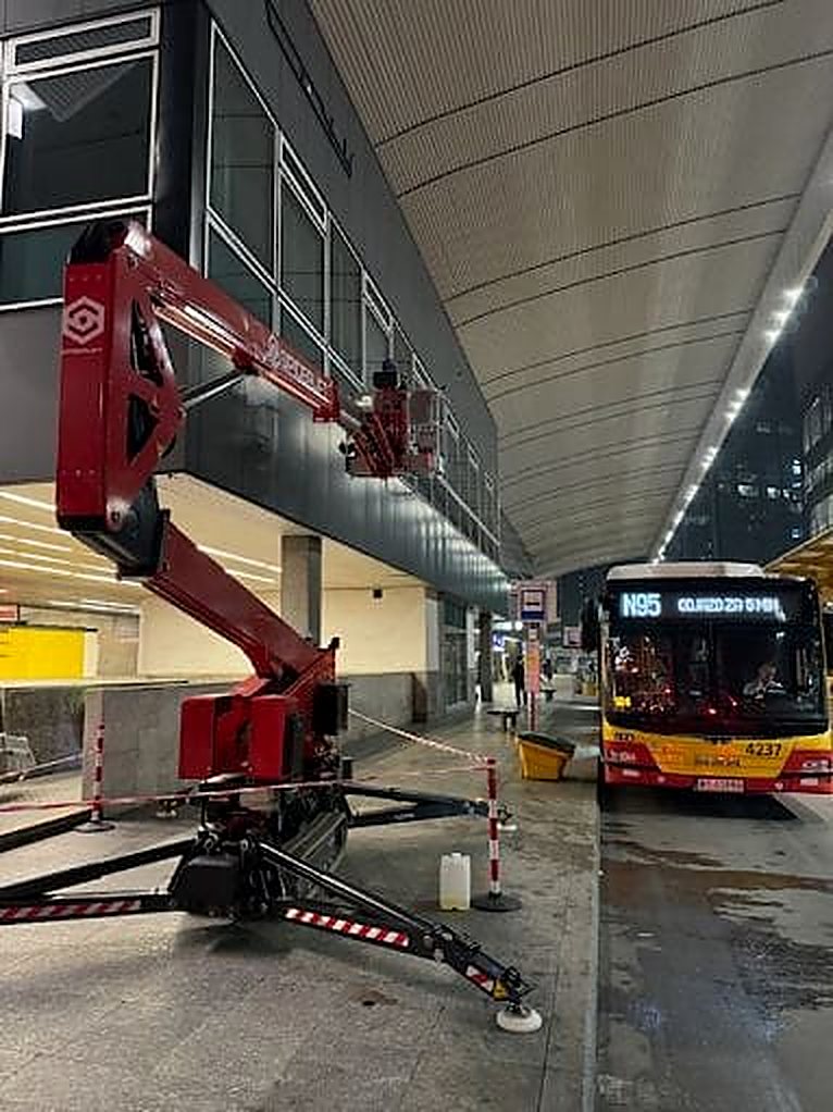 Prace z podnośnika przy węźle autobusowym - realizacja Alpin-Clean, Warszawa