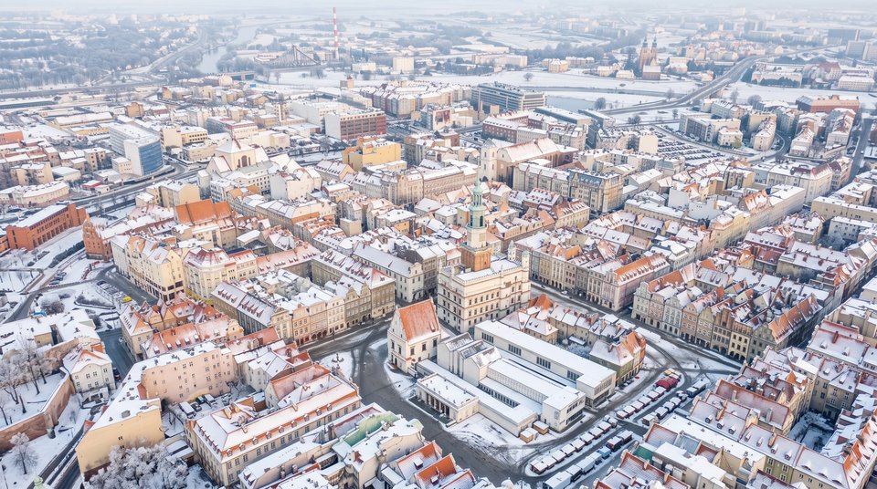 Zaśnieżone dachy Starego Rynku w Poznaniu - widok z drona