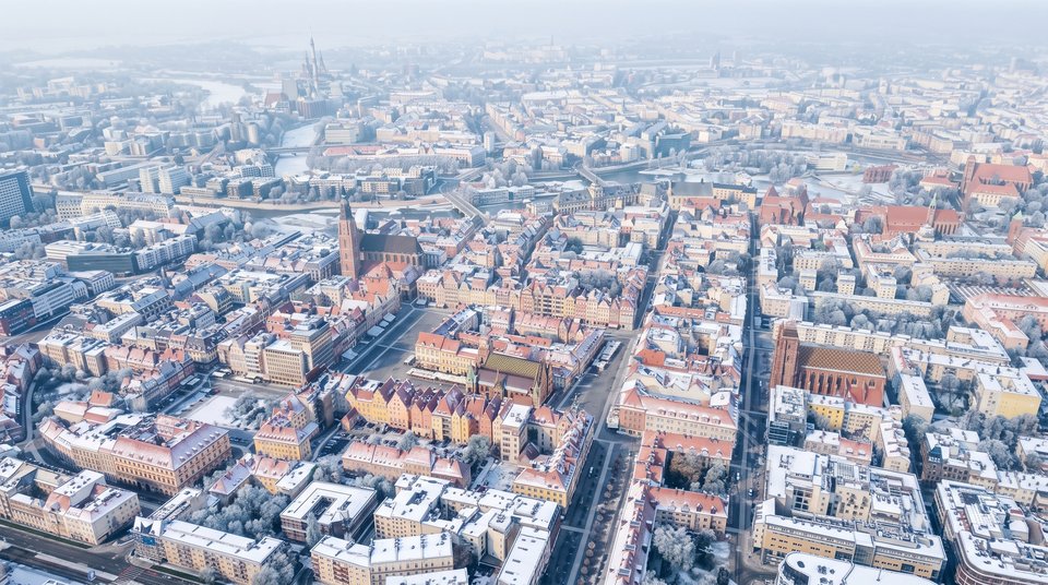 Zaśnieżone dachy wrocławskiego Rynku, w tle Odra i Ostrów Tumski - widok z drona